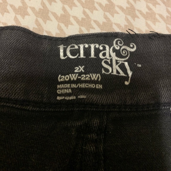 Terra & Sky black high waist stretch skinny jeans. Cropped with raw frayed hem. - Picture 5 of 5